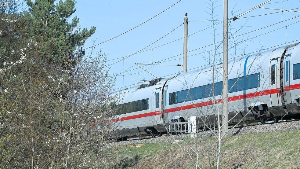 Die Reparatur der gerissenen Oberleitung ist noch nicht abgeschlossen. Foto: Heiko Rebsch/dpa