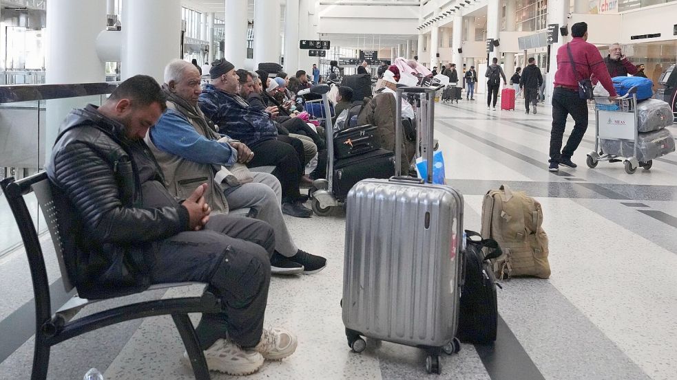 Passagiere, deren Flüge gestrichen wurden, warten am Abflugterminal des internationalen Flughafens Rafik Hariri in Beirut, da viele Fluggesellschaften nach den amerikanisch-israelischen Angriffen auf den Iran ihre Flüge gestrichen haben. Foto: dpa/Hassan Ammar