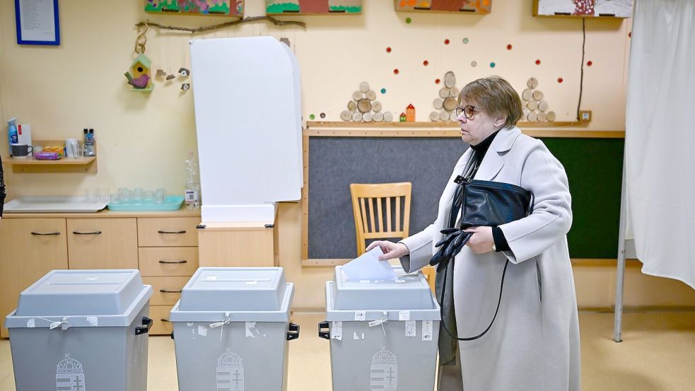 Eine Frau gibt am Morgen ihre Stimme in einem Wahllokal in Budapest ab. Foto: Denes Erdos