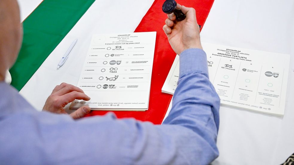 Die Wahlhelfer sind bereits fleißig bei der Arbeit. Foto: Denes Erdos