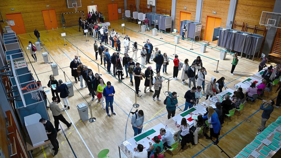 Bei der Parlamentswahl in Ungarn zeichnet sich eine hohe Beteiligung ab. Foto: Denes Erdos