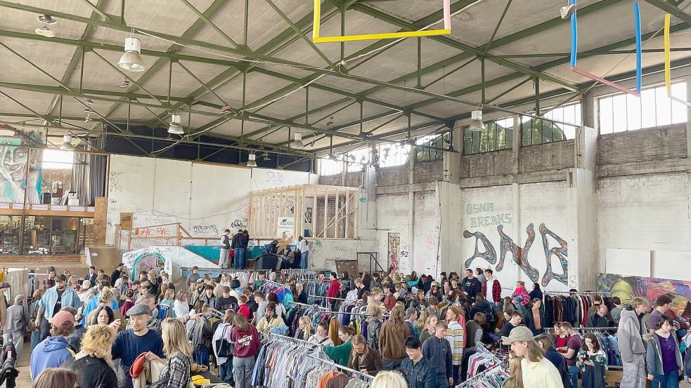 Bereits kurz nach Einlass ist die Skatehalle beim Vintage-Kilo-Sale ziemlich voll. Foto: Janna Wien