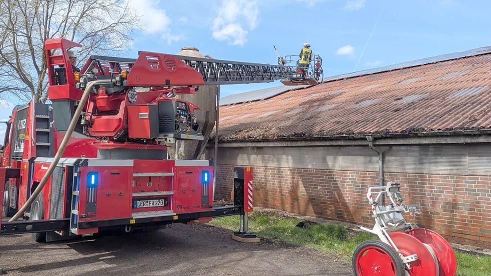 Mit der Drehleiter erreichten die Einsatzkräfte die brennende Photovoltaikanlage. Foto: privat/Willms