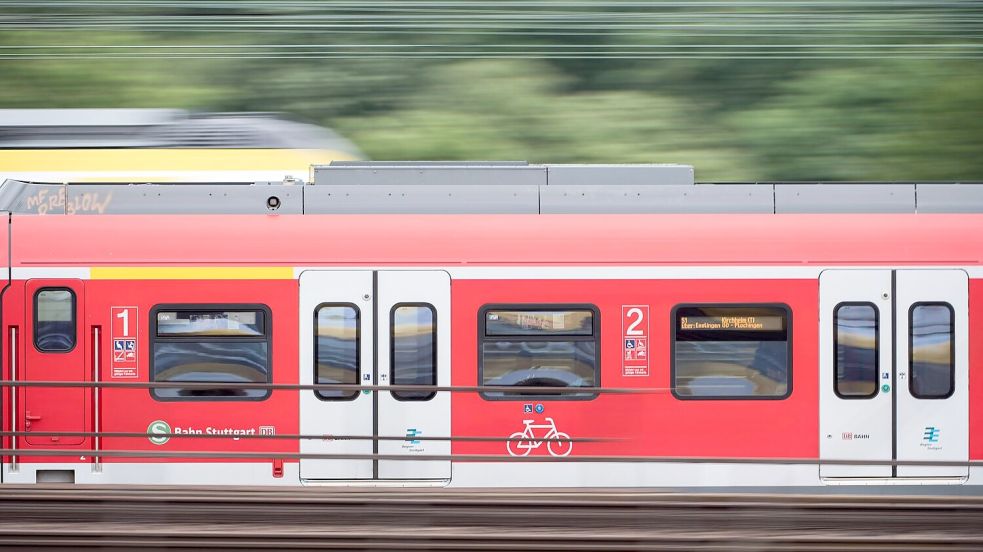 Eine S-Bahn ist in Nordrhein-Westfalen in eine herabhängende Oberleitung gefahren. (Symboldbild) Foto: Sebastian Gollnow/dpa