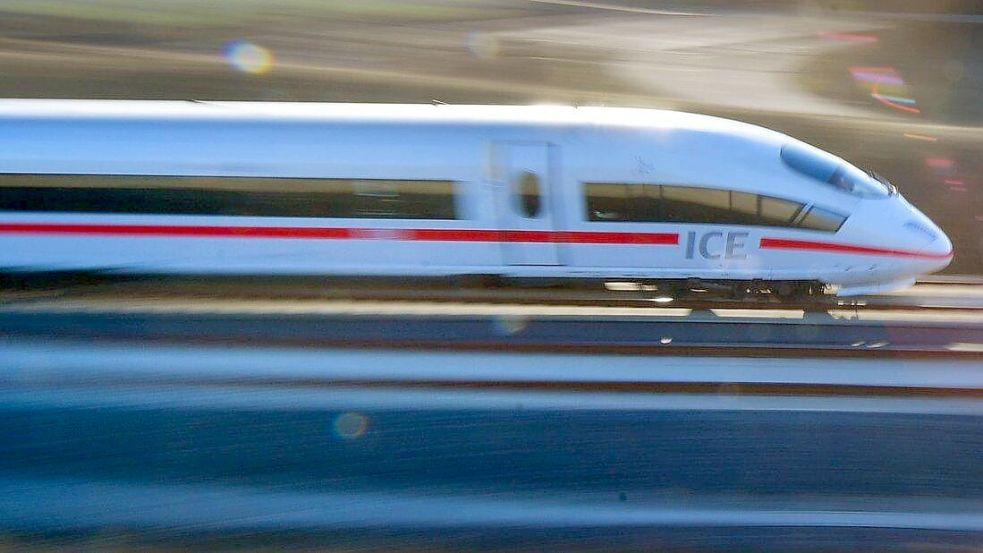 ICE-Sprinter: Einmal täglich soll er neuerdings von Frankfurt nach Flensburg und zurück fahren– doch sehr oft fällt er aus. Foto: Martin Schutt/dpa