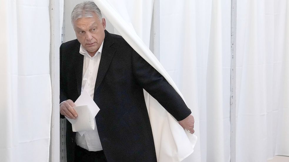Ungarns Ministerpräsident Viktor Orban hat am frühen Morgen bei der Parlamentswahl seine Stimme abgegeben. Foto: Petr David Josek