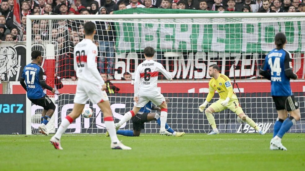 Das 1:0 für die Stuttgarter: Angelo Stiller (M.) trifft per Flachschuss. Foto: Marijan Murat