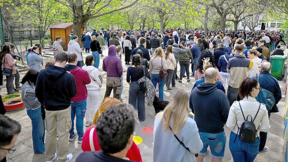 Nach Schließung der Wahllokale erscheint die Abwahl von Ministerpräsident Orban möglich. Foto: Denes Erdos