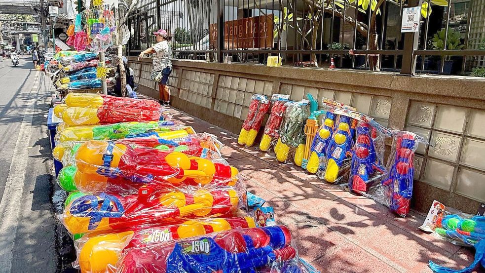 Schon seit Tagen standen landesweit kunterbunte Wasserpistolen zum Verkauf. Foto: Carola Frentzen/dpa