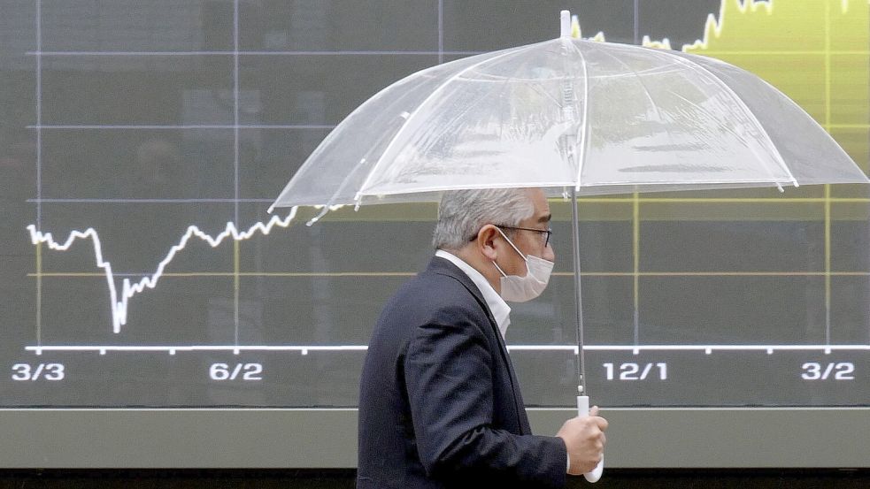 Der japanische Leitindex Nikkei 225 ist mit leichten Kursverlusten in die Handelswoche gestartet. (Archivbild) Foto: Eugene Hoshiko/AP/dpa