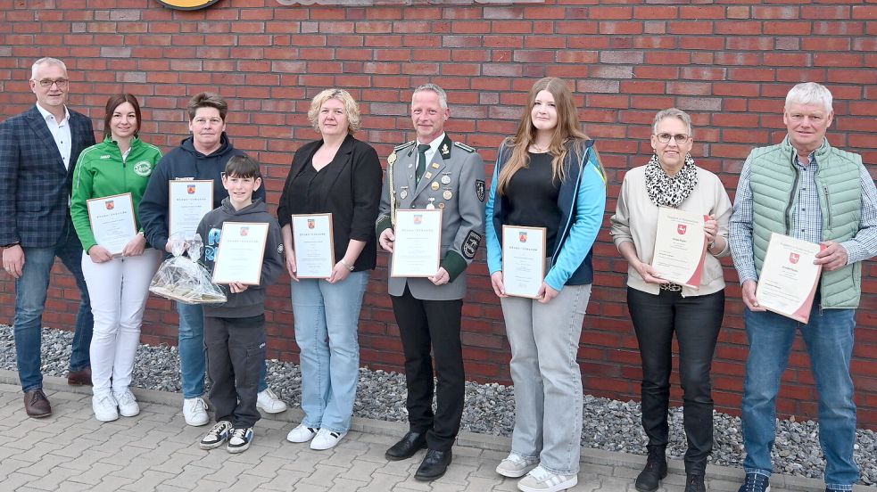 Im Namen der Gemeinde Ostrhauderfehn zeichnete Bürgermeister Günter Harders sechs Personen aus dem Bereich Ehrenamt sowie zwei Personen als Anerkennung der sportlichen Leistungen mit jeweils einer Urkunde und einem Geschenk aus. Das Foto zeigt (von links) Günter Harders, Claudia Eichhorn, Heike Wienberg, Joel Römer, Marion Siemers, Rainer Quappe, Alena Schwarzien, Helga Pieper und Arnold Pieper. Fotos: Holger Weers