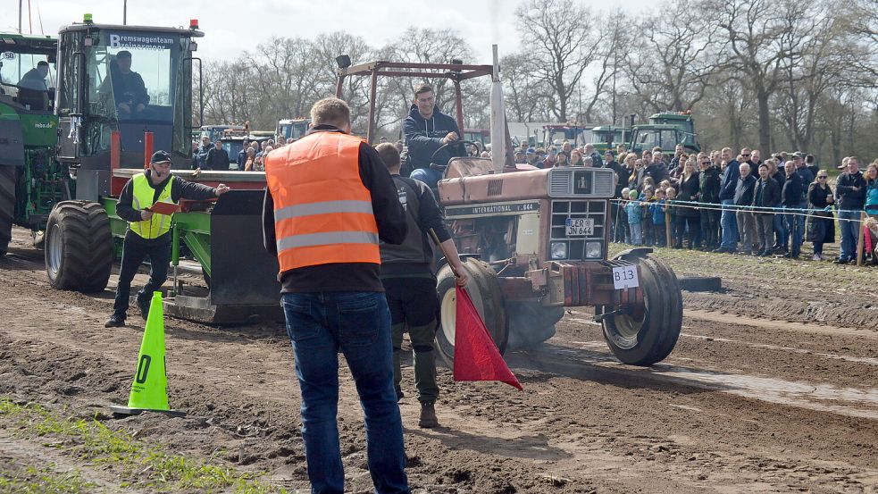 Wer kommt mit dem Traktor am weitesten? Das war die Frage beim Trecker-Treck in Breinermoor. Fotos: Holger Weers