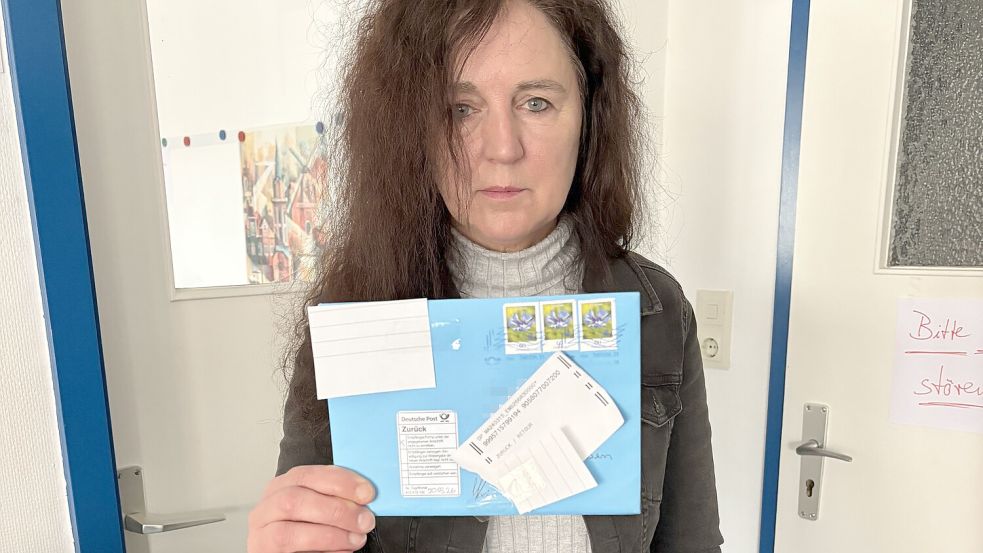 Ein Brief, der den Sohn nicht erreicht hat: Regina Meyer zeigt den ungeöffnet zurückgekommenen Umschlag. Adressdaten wurden unkenntlich gemacht Foto: Horst Kruse