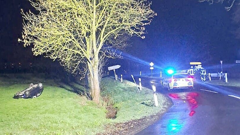 In Ostrhauderfehn kam ein betrunkener 20-Jähriger in der Nacht zu Sonntag von der Straße ab. Foto: Feuerwehr Potshausen