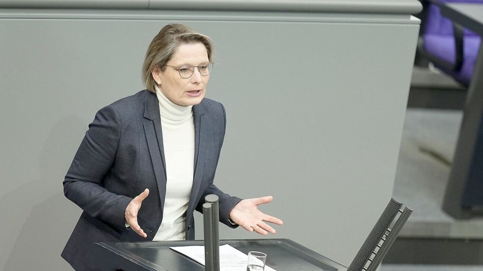 Bundesjustizministerin Stefanie Hubig (SPD) will Mieterinnen und Mieter vor hohen Mietkosten schützen - unter anderem durch mehr Regulierung beim möblierten Wohnen. (Archivfoto) Foto: Michael Kappeler/dpa