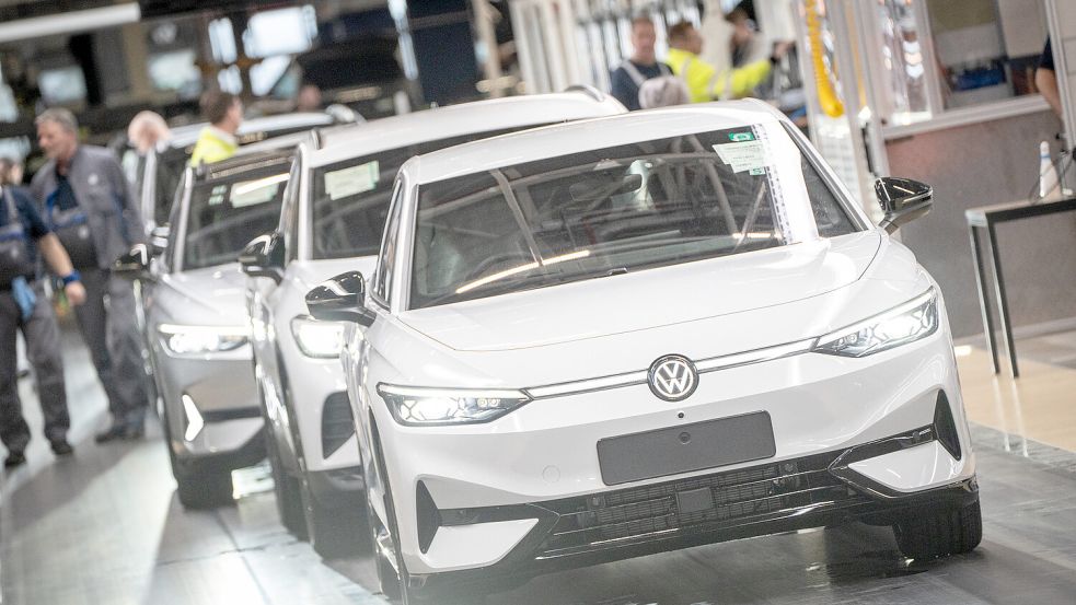 Produktion des ID.4 und des ID.7 in Emden: Der Erfolg hält an; es könnten aber gern noch mehr verkaufte Autos sein. Foto: Chris Emil Janßen/Imago