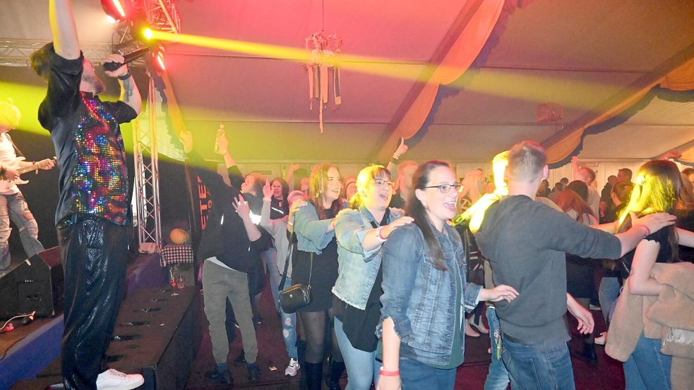 Auf dem Erntedankfest herrschte am Samstag im Festzelt gute Stimmung. Foto: Holger Weers