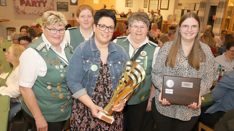 Die erfolgreichen Schützinnen des Tholen-Wanderpokalschießens in Altenoythe (von links) Andrea Lüken, Ruth Timmermann, Anke Punke, Meike Berndmeyer und Anna Wilken. Foto: Hans Passmann