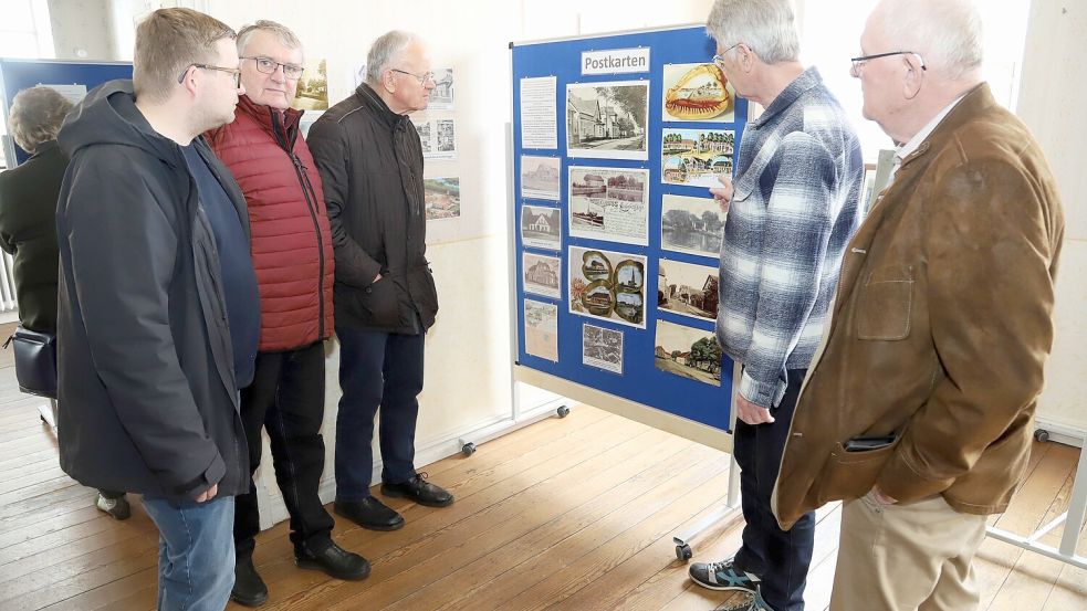 Der Vorsitzende des Bürger- und Heimatvereins Barßel, Otto Elsen (4. von links), führte die Gäste (von links) Bürgermeister Nils Anhuth sowie die Ratsherrn Joachim Dahlke, Hans Eveslage und (rechts) Hans Geesen durch die Fotoausstellung. Foto: Hans Passmann