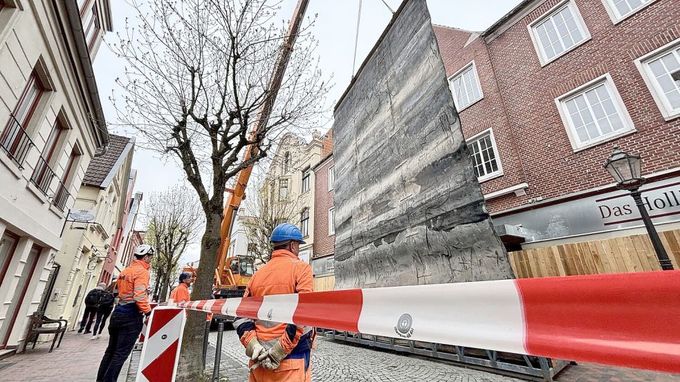 Mit einem Kran wurde eine große Gummimatte in die Höhe gehoben, damit keine Gebäudeteile auf die Brunnenstraße krachen. Foto: Klaus Ortgies
