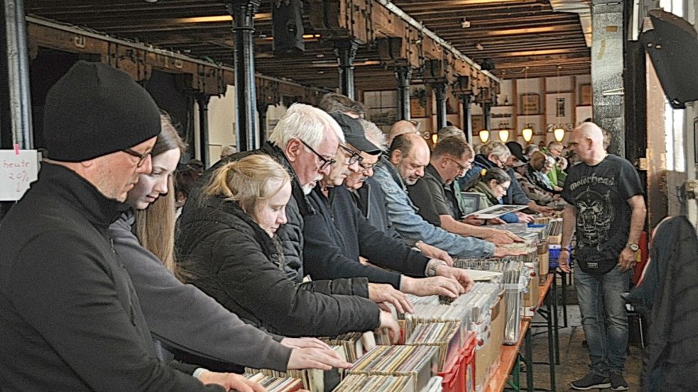 Stöbern, suchen, sammeln: Die Plattenbörse in Leer ist ein fester Termin für viele Musikfans. Foto: Bodo Wolters