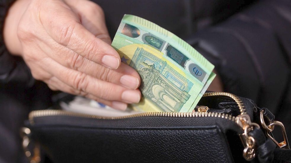 Eine Mehrheit der Bevölkerung sieht laut einer Allianz-Umfrage Lebenshaltungs- und Gesundheitskosten als größtes finanzielles Risiko im Alter. (Symbolbild) Foto: Fernando Gutierrez-Juarez/dpa