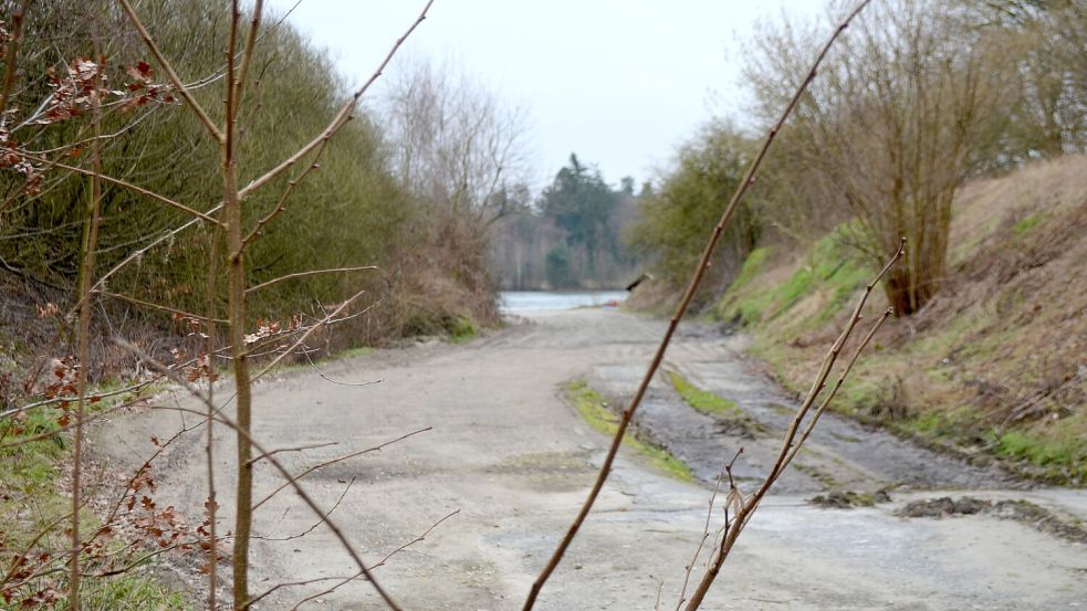 Etwa sechs Hektar groß ist das Gelände zwischen Klostermoor und Alt Burlage, auf dem das Unternehmen Bunte seit der Jahrtausendwende Sand abbaut. Nun gibt es in der Gemeinde Rhauderfehn Überlegungen, im südlichen Teil der wassergefüllten Sandkuhle eine Badestelle einzurichten. Doch laut Planfeststellungsverfahren war seinerzeit vertraglich festgelegt worden, dass die Sandentnahmestelle nach Abschluss der Arbeiten Natursee wird. Foto: Astrid Fertig