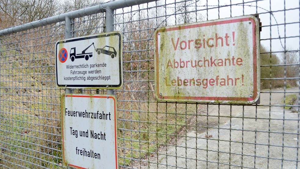 Vor "Lebensgefahr" wegen der Abbruchkante warnen Schilder, die die Firma Bunte am Tor zu dem sechs Hektar großen Areal an der Gronewoldstraße aufgestellt hat, wo sie eine Sandentnahmestelle hat. Wenn die Gemeinde Rhauderfehn an der Kuhle eine Badestelle einrichtet, würde Bunte auf einen Teil des Sandabbaus verzichten, so dass dort eine Flachwasserzone mit Liegestrand entstehen könnte. Foto: Astrid Fertig