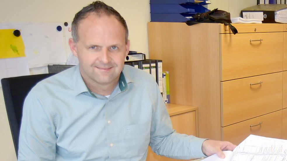 Rhauderfehns Bauamtsleiter Michael Taaks war bei der Anliegerversammlung am Mittwochabend zugegen. Dort wurden den Anliegern der Gronewoldstraße die Pläne der Gemeinde erläutert, an der Sandkuhle der Firma Bunte eine Badestelle einzurichten. Archivfoto: Astrid Fertig