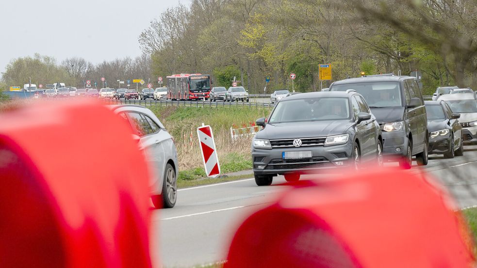 Am Montag bildete sich bereits ein kleiner Stau. Zu diesem Zeitpunkt waren die Baustellenampeln allerdings noch nicht eingeschaltet. Foto: Klaus Ortgies
