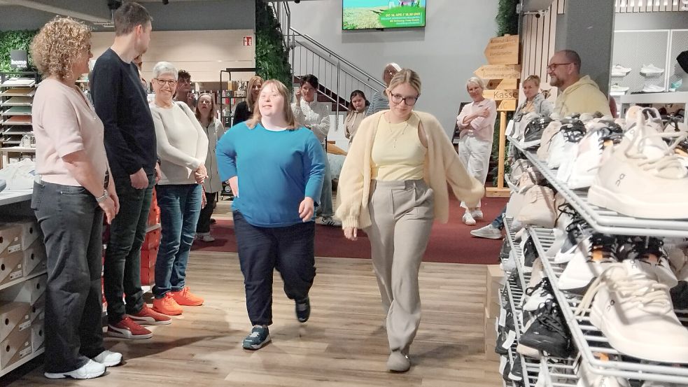 Bei der Generalprobe im Modehaus Böckmann in Rhauderfehn testen die Modelteams den Laufsteg und üben ihre Auftritte für die Inklusion-Fashion-Night. Fotos: Clarissa Scherzer