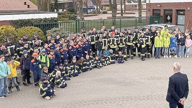 Ein Gruppenbild zum Start der Aktion auf dem Bauhof der Gemeinde Ostrhauderfehn.