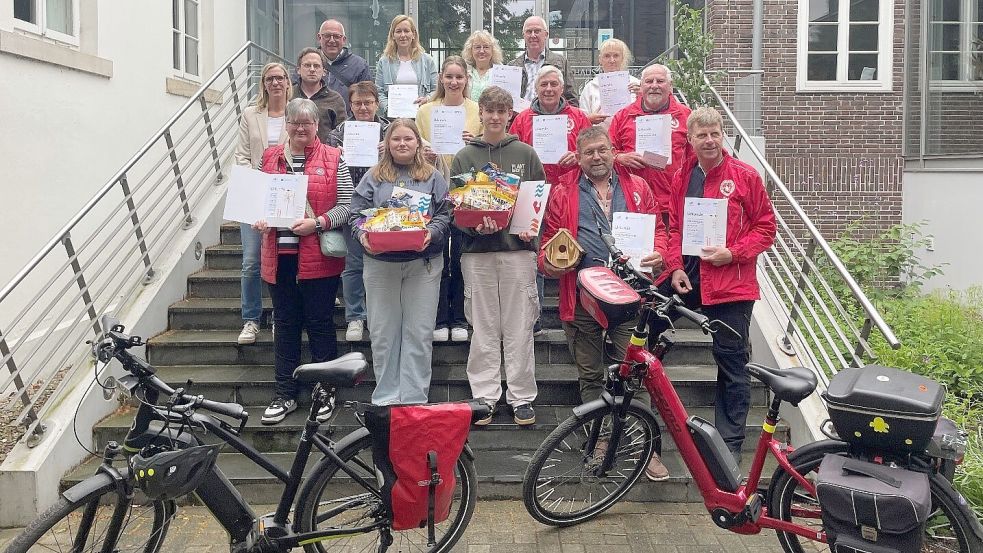 Die besten Stadtradler 2025 wurden im Rahmen der Siegerehrung von der stellvertretenden Bürgermeisterin Melanie Buhr mit Urkunden und Präsenten ausgezeichnet. Foto: Stadt Friesoythe)