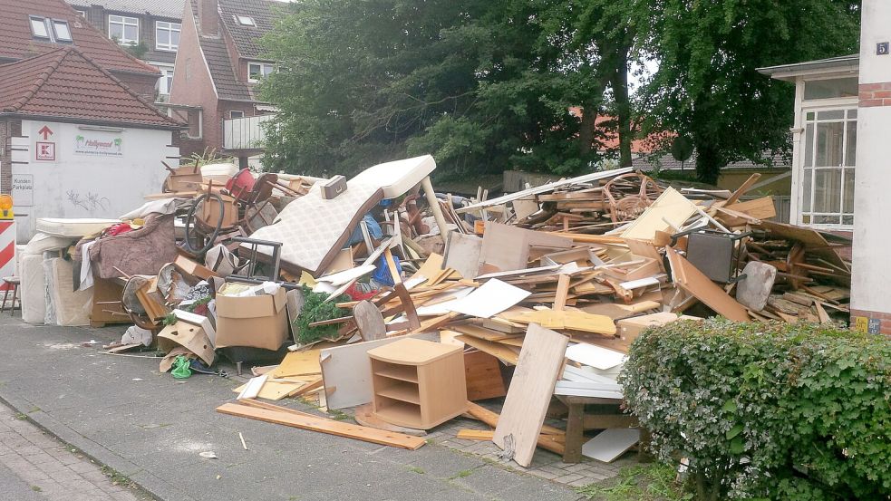 Was zu viel ist, ist zu viel – und könnte bei der Sperrmüllabfuhr stehenbleiben. Foto: Landkreis Aurich/Archiv
