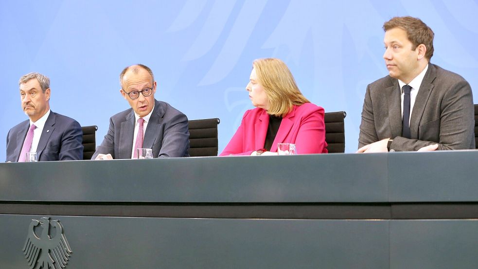 Die Bundesregierung um Kanzler Friedrich Merz (zweiter von links) hat sich auf ein Entlastungspaket wegen der hohen Spritpreise geeinigt. Nur die Bekämpfung eines Symptoms, nicht des Virus‘. Foto: Imago/dts Nachrichtenagentur