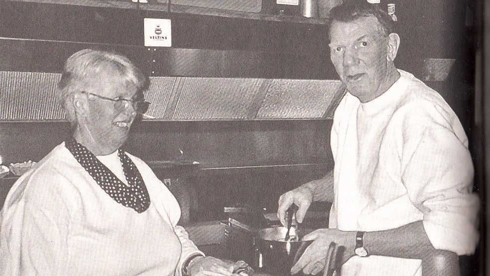 Anita und Reinhard Saathoff haben 40 Jahre lang den Fehntjer Grill betrieben. Foto: Archiv