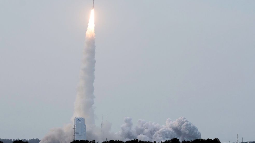 Amazon will mit dem Kauf von Globalstar eine Abkürzung beim Aufbau des Satelliten-Netzwerks nehmen. (Archivbild) Foto: John Raoux/AP/dpa