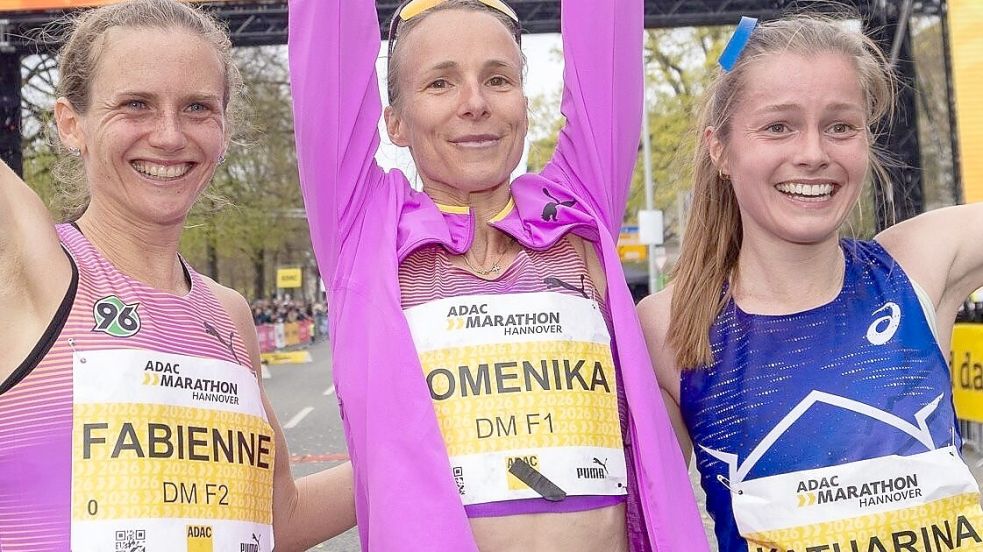 Katharina Saathoff (rechts) guckt auch beim Siegerfoto noch ganz ungläubig. Die 25-Jährige aus Jheringsfehn kam in Hannover hinter Domenika Mayer (Mitte, LG Telis Finanz Regensburg) und Fabienne Königstein (links, Hannover 96) als dritte Deutsche im Ziel an. Fotos: Lars van Dijk