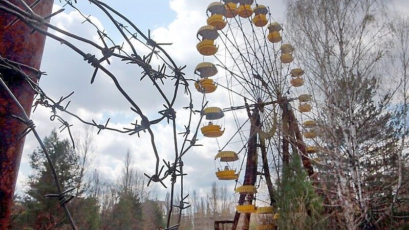 Das ikonische Riesenrad befindet sich im Vergnügungspark in der Geisterstadt Prypiat in der Nordukraine. Die heute verlassene Stadt wurde 1970 im Zusammenhang mit dem Kernkraftwerk Tschernobyl gegründet und nach dem Reaktorunglück geräumt. Foto: picture alliance/dpa/Ukrinform