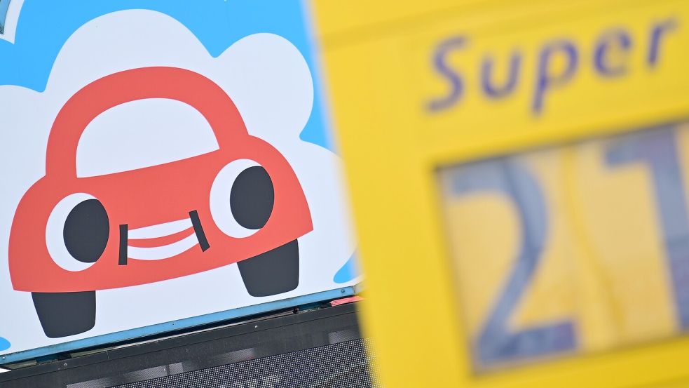 Haben Autofahrer bald wieder gut lachen? Nach der Senkung der Spritsteuer könnte es auch eine Entlastungsprämie geben. Foto: Sebastian Gollnow/dpa