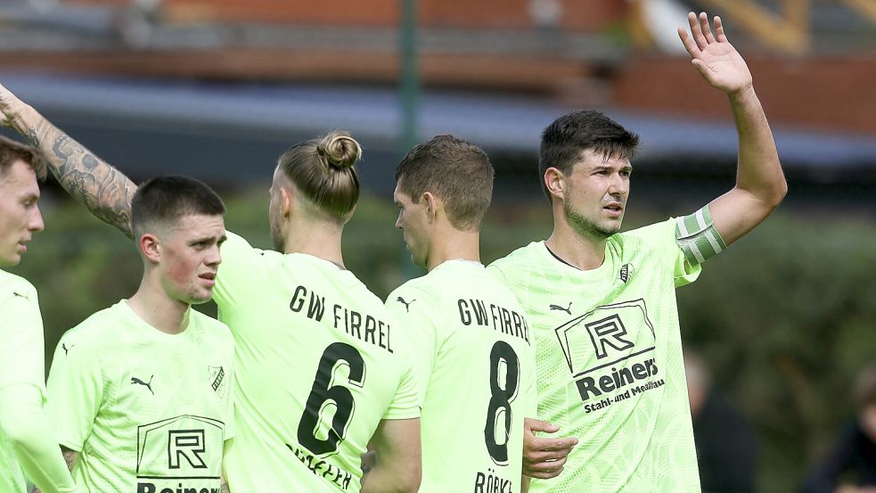Tim Schouwer (rechts) traf am Sonntag zum Firreler 1:0. Foto: Jens Doden, Emden