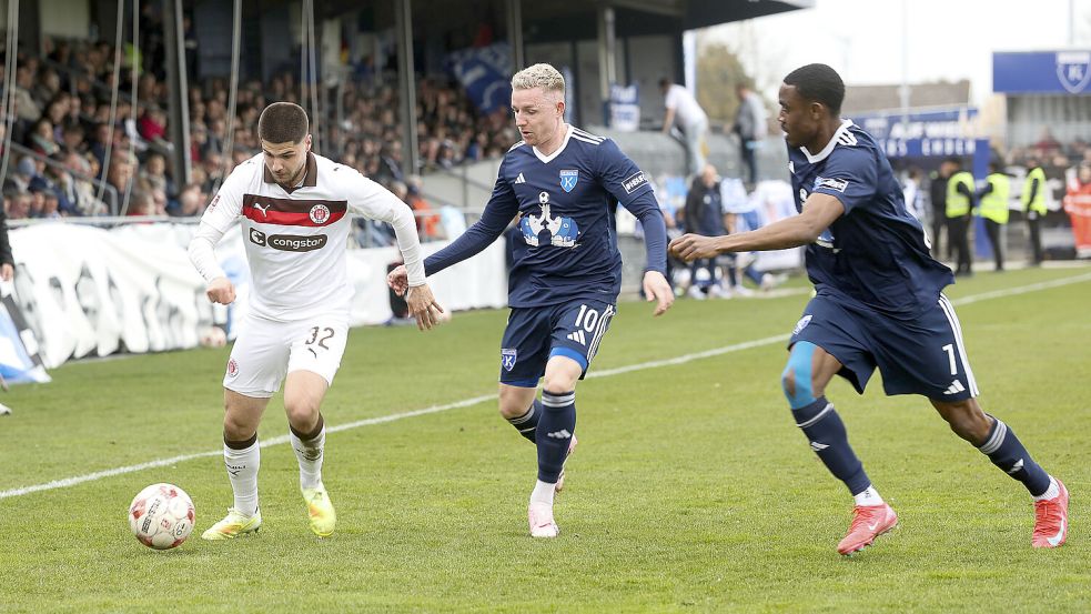 Gegen den FC St. Pauli II setzte es für Kickers (rechts Tobias Steffen) Samstag eine 0:1-Niederlage. Foto: Jens Doden/ Emden