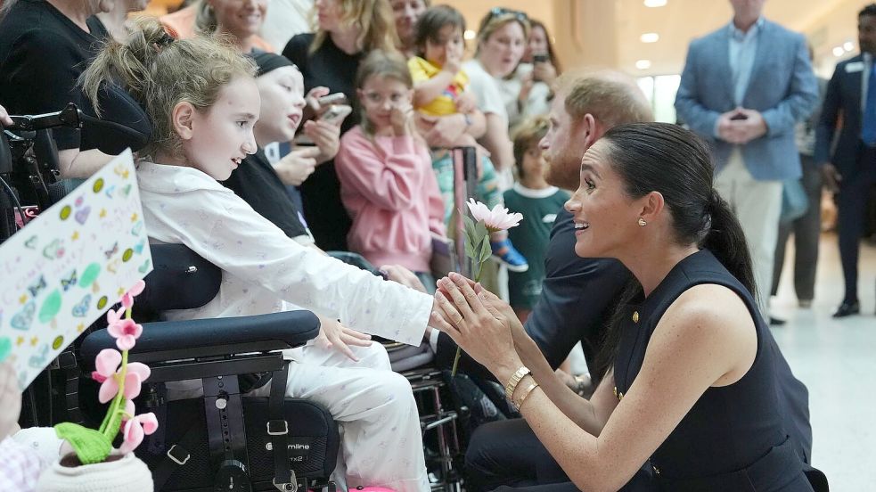 Meghan und Harry besuchten Patienten einer Kinderklinik und deren Angehörige. Foto: Jonathan Brady