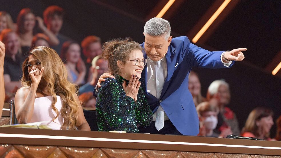 Von links: Motsi Mabuse, Zuschauerin Elena und Joachim Llambi standen gemeinsam vor der Kamera. Foto: RTL/Stefan Gregorowius