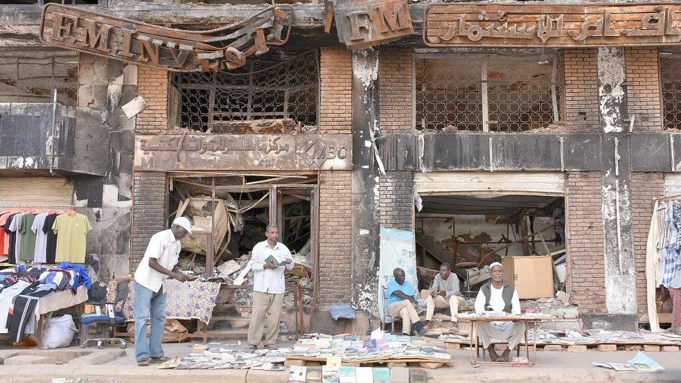 Die Hauptstadt Khartum ist wieder unter Regierungskontrolle, doch von Zerstörungen gezeichnet. (Archivbild) Foto: Mudathir Hameed/-/dpa