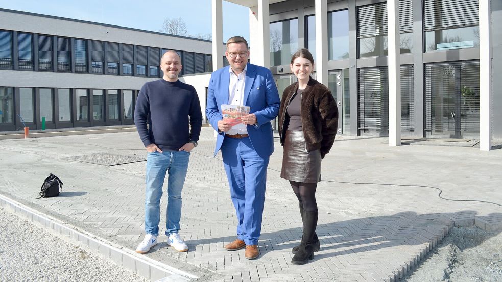 Neuer Marktmeister der Gemeinde Barßel ist Ordnungsamtsleiter Daniel Weber (links), der hier gemeinsam mit Barßels Bürgermeister Nils Anhuth und Sarah Rohde, die bei der Gemeinde für Veranstaltungen und Öffentlichkeitsarbeit zuständig ist, den künftigen Marktplatz in Barßel präsentiert. Foto: Astrid Fertig