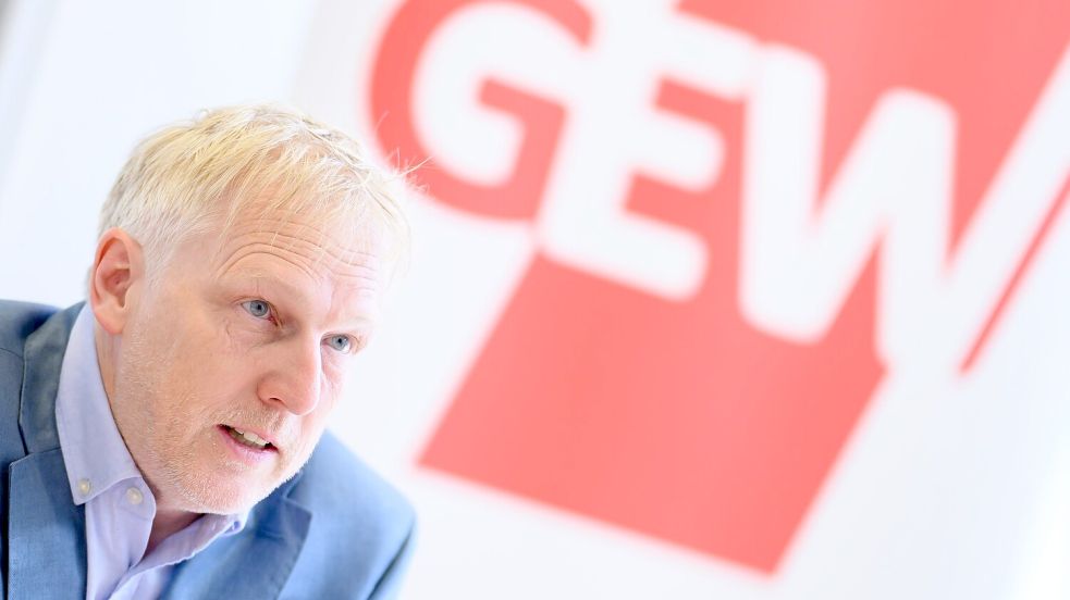 Der Leeraner Stefan Störmer ist Landesvorsitzender der GEW Niedersachsen. Er war jahrelang als Lehrer am Teletta-Groß-Gymnasium in Leer tätig. Foto: Julian Stratenschulte/dpa