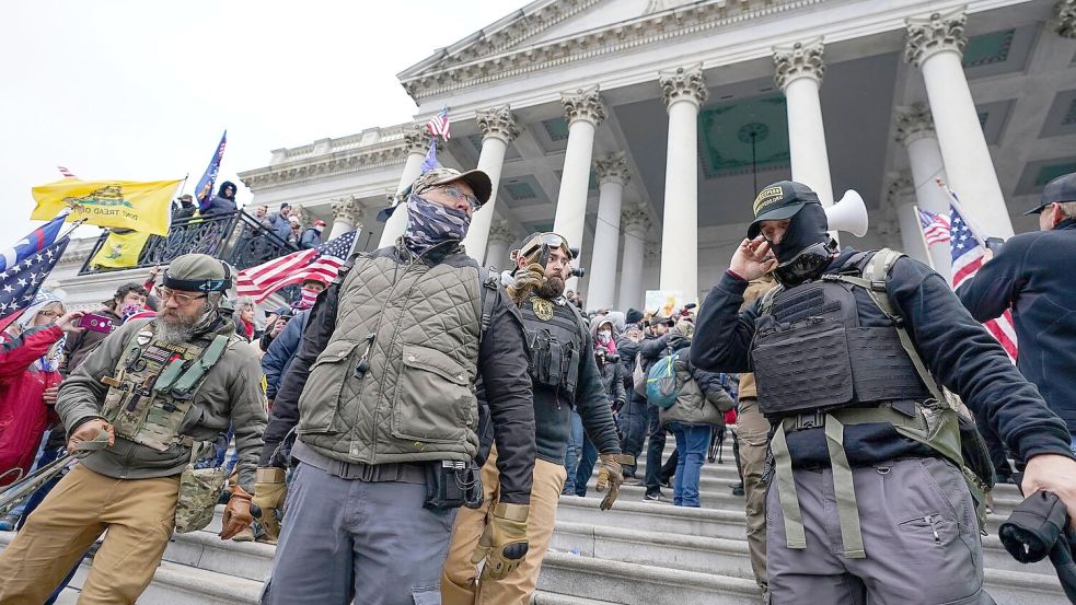 Am 6. Januar 2021 hatten Randalierer angestachelt von Donald Trump das US-Parlament gestürmt. (Archivbild) Foto: Manuel Balce Ceneta/AP/dpa