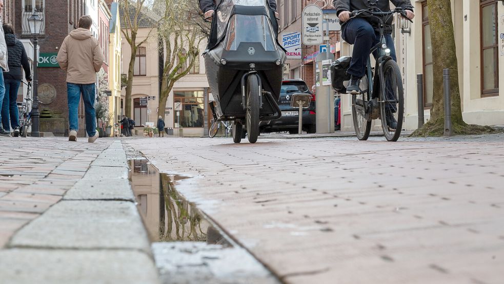 Die Bordsteinkante in der Brunnenstraße ist sehr flach. Foto: Klaus Ortgies