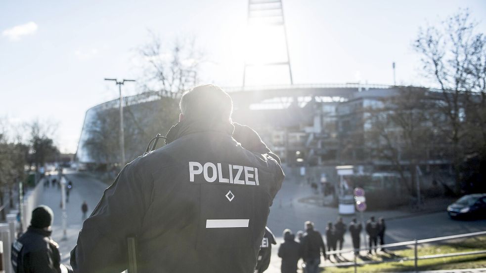 Großeinsatz am Weserstadion: Die Polizei sichert das Nordderby zwischen Werder Bremen und dem HSV mit Kräften aus mehreren Bundesländern ab. Foto: imago images / Kirchner-Media / Inderlied
